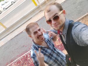 מימין ליד נועם: דניאל החבר הכי טוב של נועם